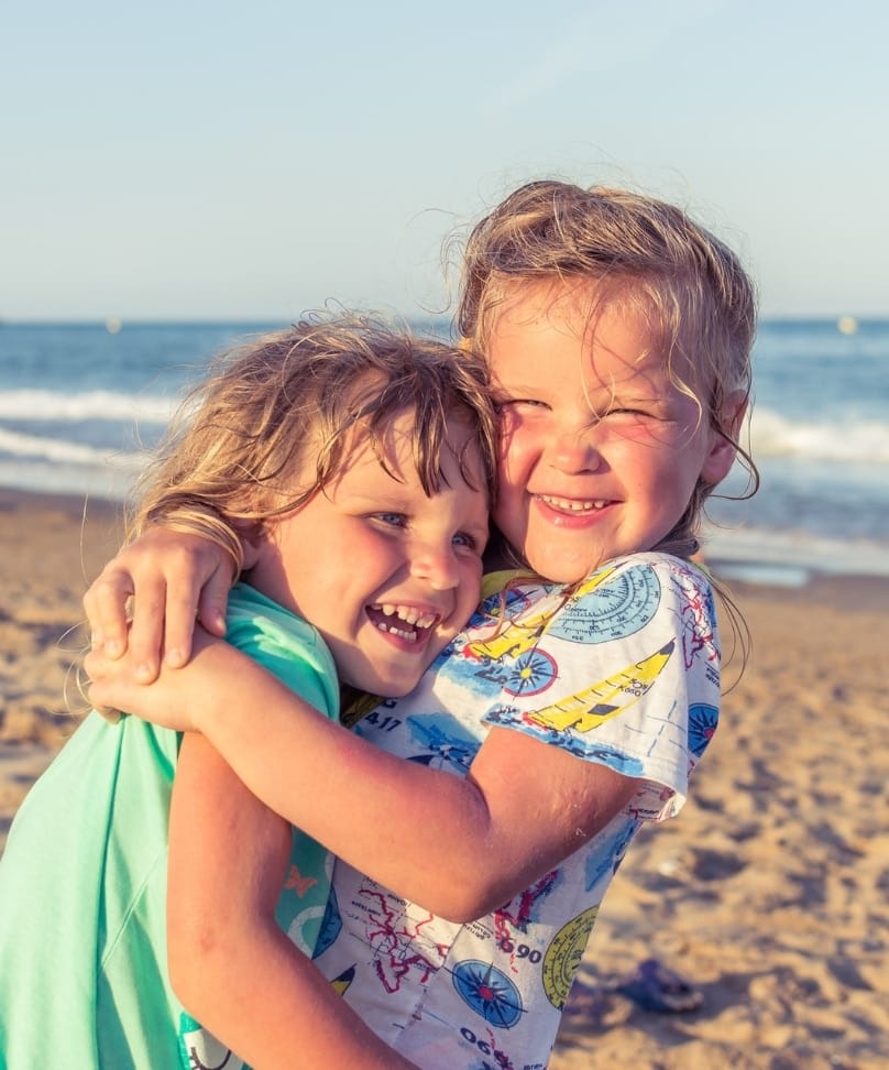 foto de niños en la playa