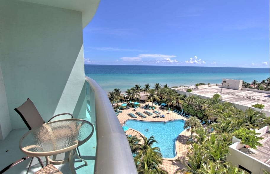 balcon con vista al mar de departamento de alquiler en miami