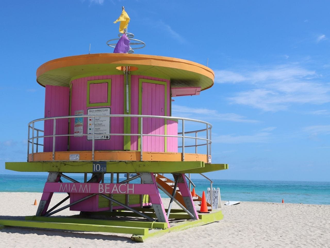 torre de guardavidas en la playa de miami