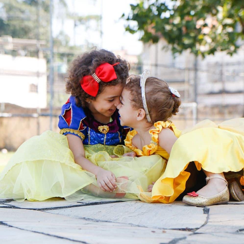 dos niñas disfrazadas de princesas de disney