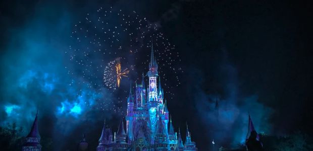 foto de noche del castillo de disney world con fuegos artificiales