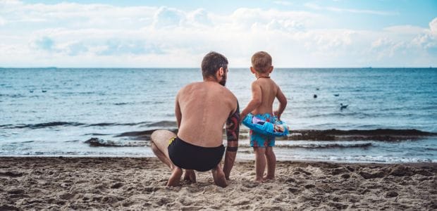 foto de padre e hijo en la playa de la costa del golfo florida estados unidos