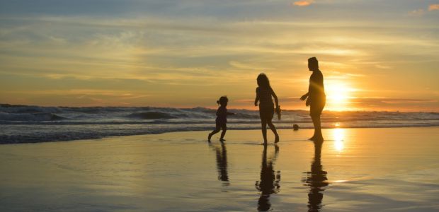 familia jugando al atardecer en la playa de miami