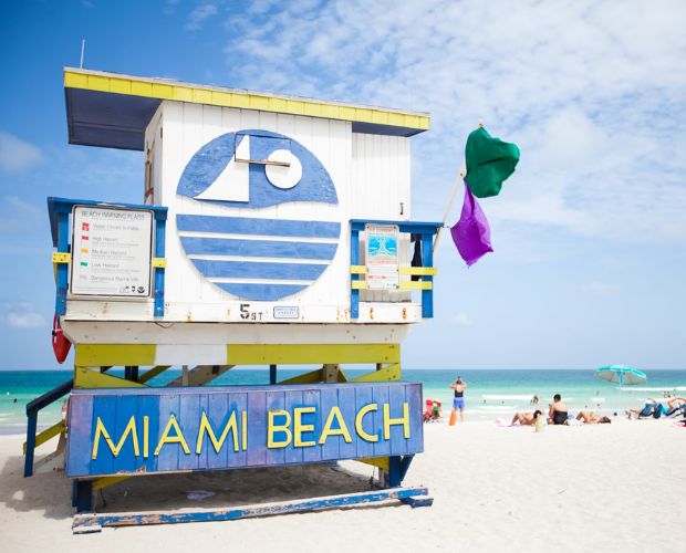 Caseta de salvavidas en Miami Beach, una de las playas más famosas para disfrutar durante un viaje a Miami.