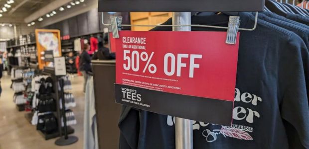 Promociones y descuentos en tiendas de Orlando Vineland Premium Outlets durante una jornada de compras.