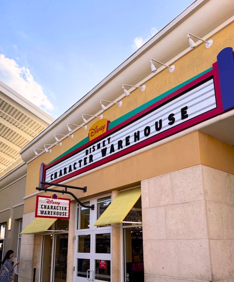 Tienda de Disney Character Warehouse en Orlando Vineland Premium Outlets.