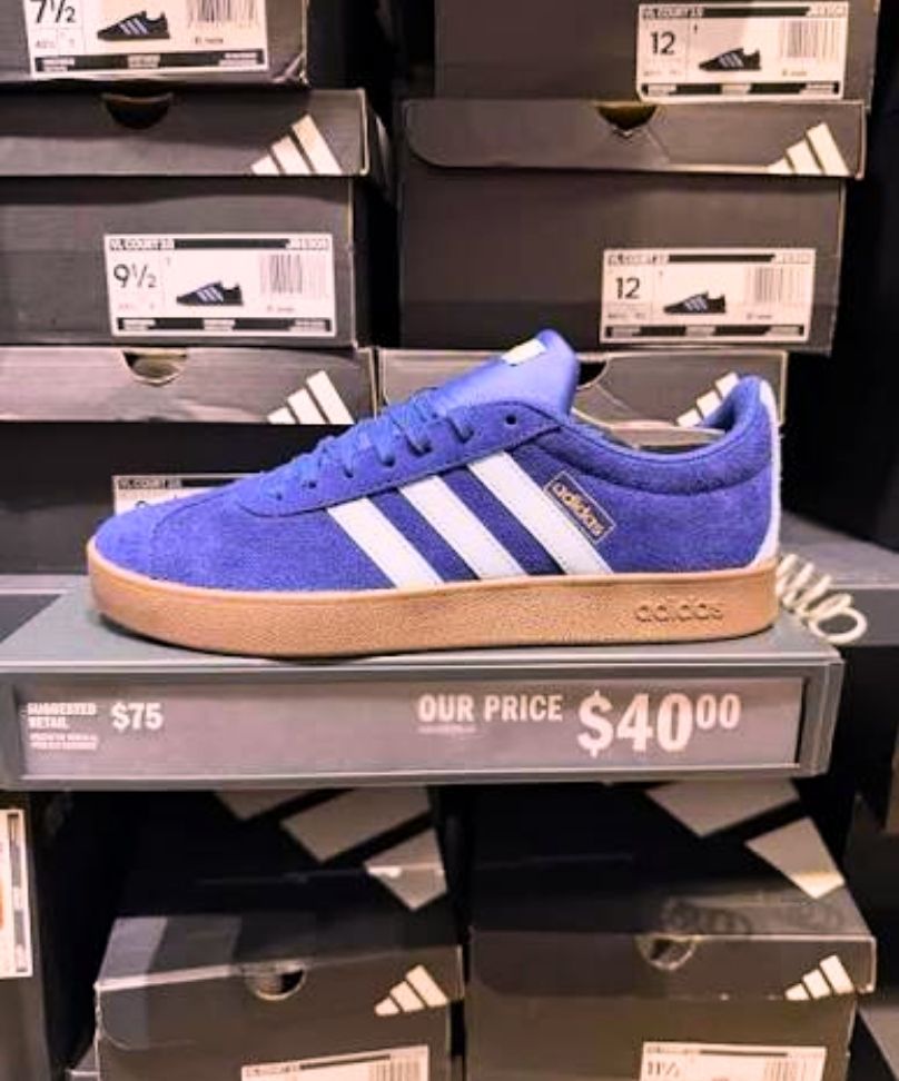 Foto del interior de la tienda de Adidas dentro del Orlando International Premium Outlets.