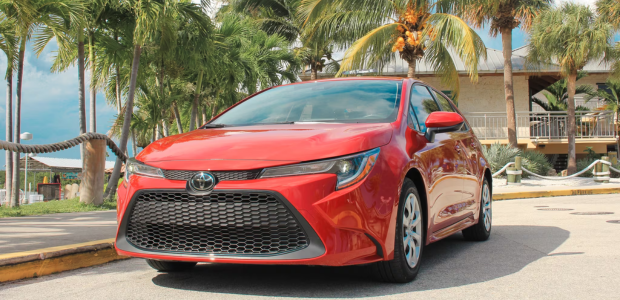 Auto compacto recomendado para recorrer Miami durante unas vacaciones en Florida.