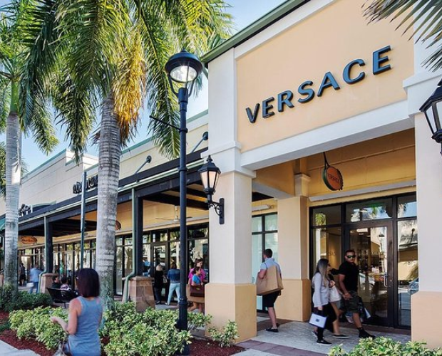 Zona comercial de Miami con tiendas y restaurantes recomendados para hacer compras durante tu viaje.