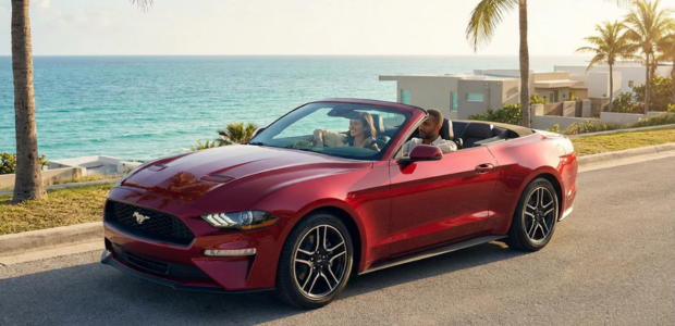 Auto convertible recorriendo Miami Beach, una de las experiencias más elegidas por quienes visitan Miami.
