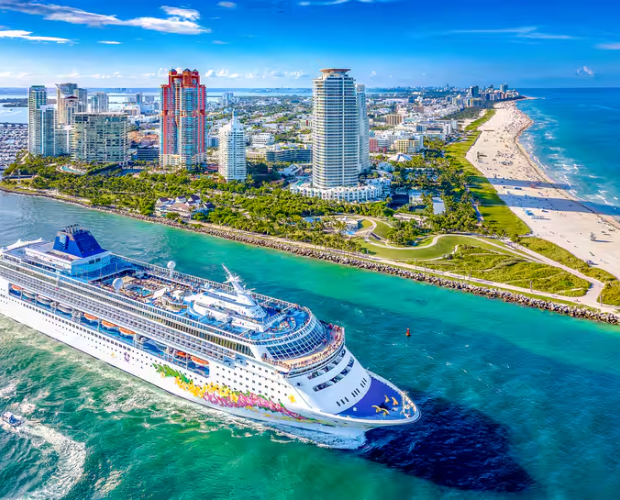 Crucero saliendo desde el Puerto de Miami, una de las experiencias más populares durante unas vacaciones en Florida.