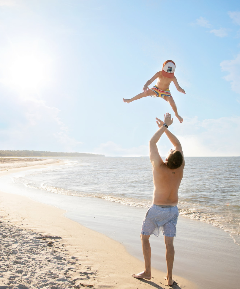 Familia disfrutando de unas vacaciones en la playa de Miami durante su viaje a Estados Unidos.