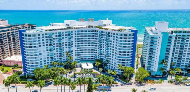Edificios frente al mar en Mid-Beach y North Beach, dos de las mejores zonas para alojarse en Miami.