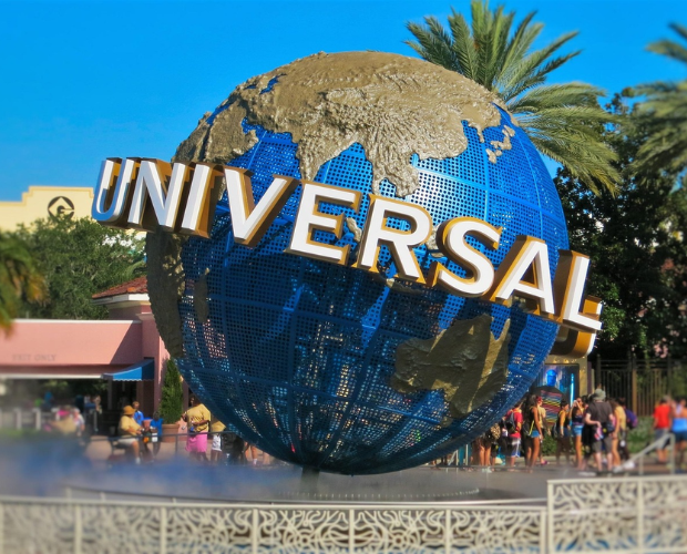 Globo de Universal Orlando Resort en la entrada del parque.